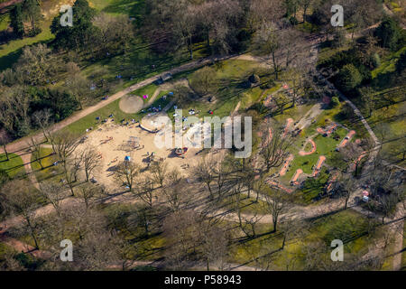 Spielplatz und Minigolfanlage im Stadtpark Bochum in Bochum in Nordrhein-Westfalen. Bochum, Ruhrgebiet, Nordrhein-Westfalen, Deutschland, Bochum, DEU, Europa Stockfoto