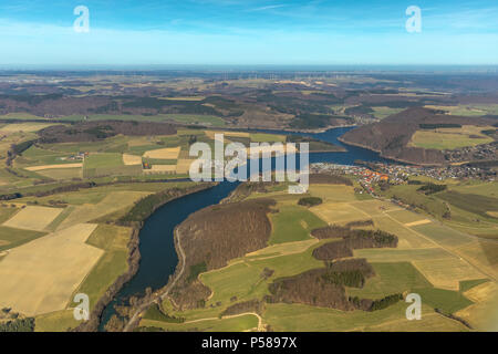 Heringhausen mit Reservoir, Damm, Wasserkraftwerk und Entschädigung Becken vorhandenen Damm Diemeltalsperre, Campingplätze, in Diemelsee in Hessen. D Stockfoto