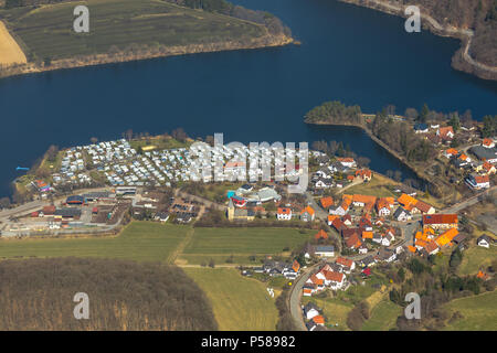 Heringhausen mit Reservoir, Damm, Wasserkraftwerk und Entschädigung Becken vorhandenen Damm Diemeltalsperre, Campingplätze, in Diemelsee in Hessen. D Stockfoto