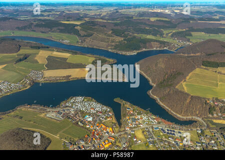 Heringhausen mit Reservoir, Damm, Wasserkraftwerk und Entschädigung Becken vorhandenen Damm Diemeltalsperre, Campingplätze, in Diemelsee in Hessen. D Stockfoto