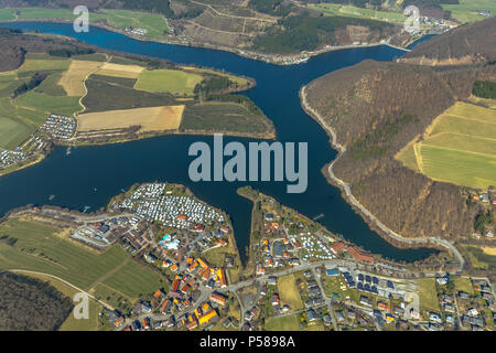 Heringhausen mit Reservoir, Damm, Wasserkraftwerk und Entschädigung Becken vorhandenen Damm Diemeltalsperre, Campingplätze, in Diemelsee in Hessen. D Stockfoto