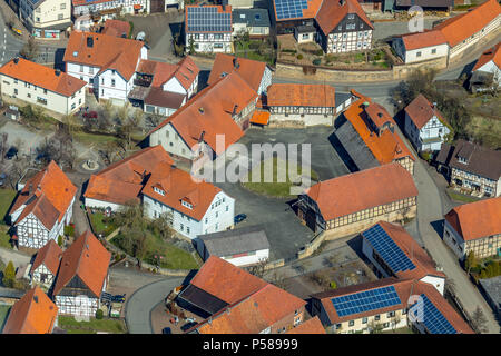 Adorf Diemelsee in Hessen, Stadtzentrum mit Hofdomäne, romanische Basilika St. Johannes, Johannes der Täufer, befestigte Kirche gewidmet. Diemelsee, Wal Stockfoto