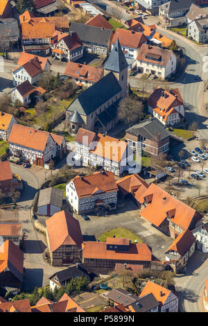 Adorf Diemelsee in Hessen, Stadtzentrum mit Hofdomäne, romanische Basilika St. Johannes, Johannes der Täufer, befestigte Kirche gewidmet. Diemelsee, Wal Stockfoto