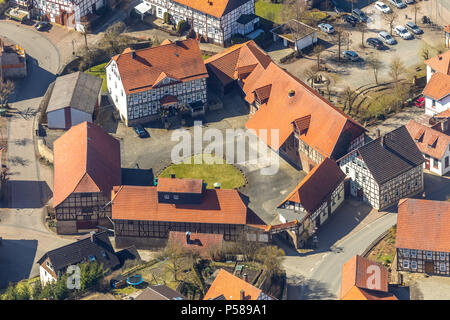 Adorf Diemelsee in Hessen, Stadtzentrum mit Hofdomäne, romanische Basilika St. Johannes, Johannes der Täufer, befestigte Kirche gewidmet. Diemelsee, Wal Stockfoto