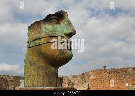 Bronzestatue berechtigt, Tindaro (1997) des polnischen Bildhauers Igor Mitoraj vorübergehend in das Forum Romanum in die archäologische Stätte von Pompeji (Pompei) in der Nähe von Neapel, Kampanien, Italien ausgestellt. Stockfoto