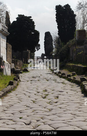 Gepflasterte Straße durch die Porta Ercolano Nekropole läuft (Necropoli di Porta Ercolano) in die archäologische Stätte von Pompeji (Pompei) in der Nähe von Neapel, Kampanien, Italien. Stockfoto