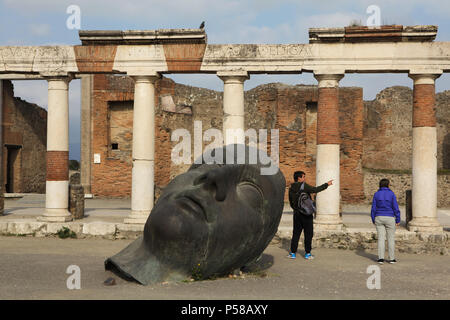 Bronzestatue berechtigt Memorie (2012) des polnischen Bildhauers Igor Mitoraj vorübergehend in das Forum Romanum in die archäologische Stätte von Pompeji (Pompei) in der Nähe von Neapel, Kampanien, Italien ausgestellt. Stockfoto