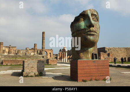 Bronzestatue berechtigt, Tindaro (1997) des polnischen Bildhauers Igor Mitoraj vorübergehend in das Forum Romanum in die archäologische Stätte von Pompeji (Pompei) in der Nähe von Neapel, Kampanien, Italien ausgestellt. Stockfoto