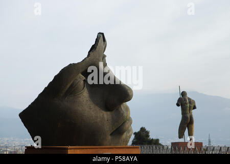 Bronzestatue berechtigt, Luci di Nara (2014) des polnischen Bildhauers Igor Mitoraj vorübergehend in die archäologische Stätte von Pompeji (Pompei) in der Nähe von Neapel, Kampanien, Italien ausgestellt. Statue berechtigt Dedalo (2010) im Hintergrund zu sehen ist. Stockfoto