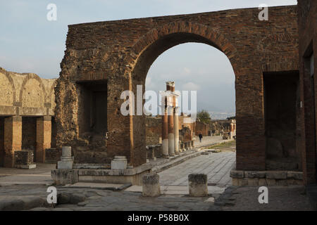 Forum Romanum in die archäologische Stätte von Pompeji (Pompei) in der Nähe von Neapel, Kampanien, Italien, dargestellt durch das Römische Triumphbogen. Stockfoto