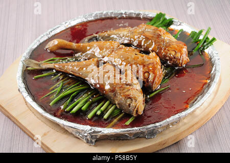 Chinesische Küche - Gelber Croaker auf Sizzling Eisenplatte Stockfoto