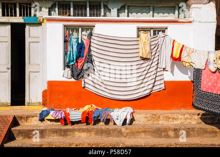 Altes Haus und hängende Wäsche in Mysore, Indien Stockfoto