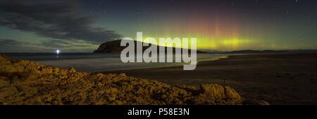 Aurora Australis über moonlit Strand Stockfoto