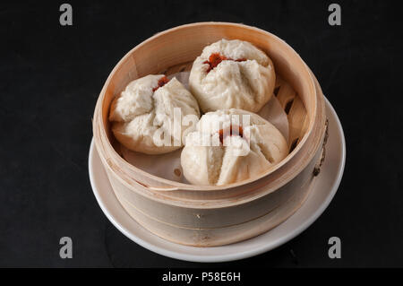 Gedämpfte Brötchen gefüllt mit gegrillten Schweinebraten; cha siu Sou Stockfoto