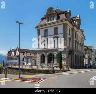 Schwyz, Schweiz - 23. Juni 2018: Gebäude des historischen Teils der Stadt Schwyz. Die Stadt Schwyz ist die Hauptstadt des Schweizer Kantons Sc Stockfoto