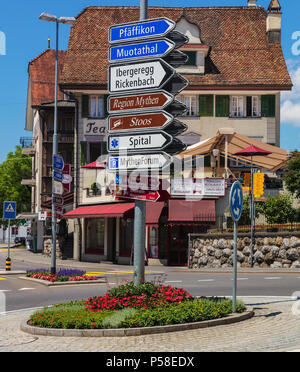 Schwyz, Schweiz - 23. Juni 2018: Eine direktionale Zeichen und Gebäude im historischen Teil der Stadt Schwyz. Die Stadt Schwyz ist die Hauptstadt von Stockfoto