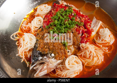 Gedämpfter Fischkopf mit gewürfelten Hot Red Peppers Stockfoto