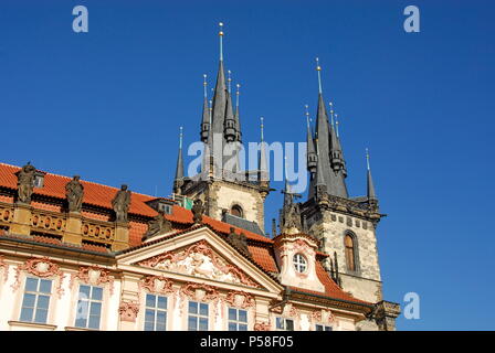 Türme der Teinkirche in Old Town Square, oder Stare Namesti, in der Altstadt, Prag, Tschechische Republik Stockfoto