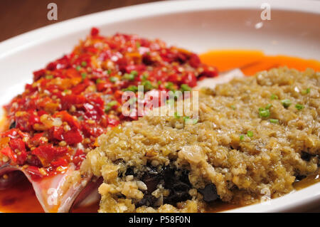 Gedämpfter Fischkopf mit gewürfelten Hot Red Peppers Stockfoto