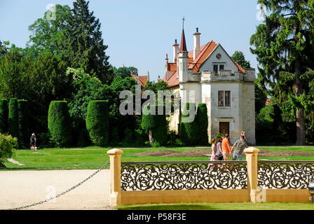 Das Schloss Lednice in der Kulturlandschaft Lednice-Valtice Komplex in Südmähren, Tschechische Republik Stockfoto