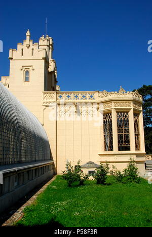 Das Schloss Lednice in der Kulturlandschaft Lednice-Valtice Komplex in Südmähren, Tschechische Republik Stockfoto