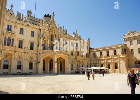 Das Schloss Lednice in der Kulturlandschaft Lednice-Valtice Komplex in Südmähren, Tschechische Republik Stockfoto