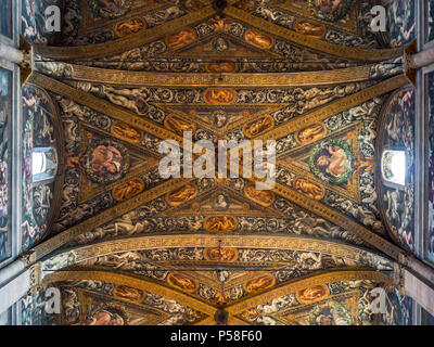 Parma, Italien - 8 April 2018: Detail der wunderbaren Renaissance Fresken an der Decke der Kathedrale Santa Maria Assunta in Parma. Stockfoto