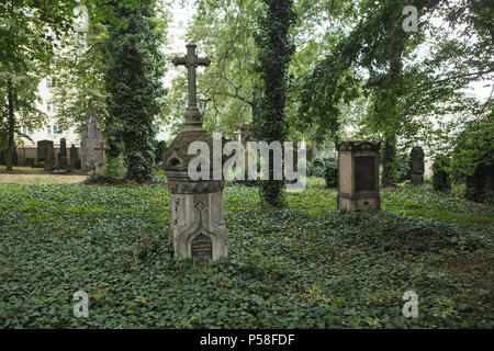 Grab von russischen Adligen Anna Kuhn aufgegeben, geb. Nelidova in Olšany Friedhof in Prag, Tschechische Republik. Die Frau des russischen Offizier starb am 23. November 1872 im Alter von 45 Jahren. Stockfoto