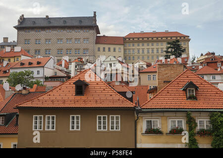 Palais Schwarzenberg (Schwarzenberský palác) und Salm Palace (Salmovský palác) in Platz Hradčanské Aufstieg über die Ziegeldächer in Prag, Tschechische Republik. Ständige Ausstellungen der Nationalgalerie (Národní galerie v Praze) ist nun sowohl in Palästen entfernt. Stockfoto