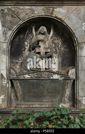 Grab von russischen Arzt Ivan Kramarenko in Olšany Friedhof in Prag, Tschechische Republik. Ivan Kramarenko war Arzt von Prag Adel und starb am 2. Februar 1844. Das Empire Begräbnis Monument auf seinem Grab vom Böhmischen Bildhauer František Linn zeigt ein Engel Holding ein orthodoxes Kreuz. Stockfoto