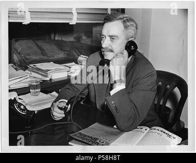 Earl Browder, ehemaliger Generalsekretär der Kommunistischen Partei in den USA, Gründung neuer Job als Vertreter für die sowjetischen Verlage, das Objekt von Interesse, die von der U.S. State Department geworden, Porträt am Telefon in seinem Büro, New York City, New York, USA, 16. Juli 1946 Stockfoto