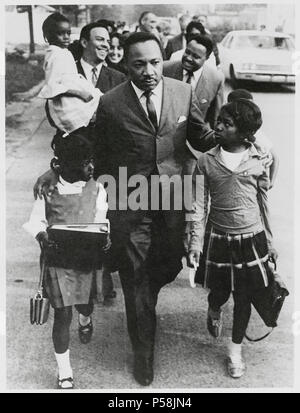 Martin Luther King Jr. begleiten Schulkinder zu Neu integrierte Schule, Andrew Young, Joan Baez und Hosea Williams im Hintergrund, Grenada, Mississippi, USA, 20. September 1966 Stockfoto