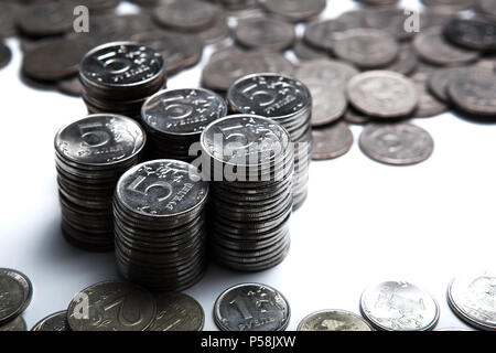 Geld in Form von Münzen auf einem weißen Nahaufnahme Stockfoto