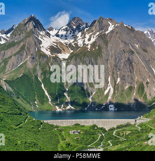 Dam und Lake von Morasco mit großen Berg im Hintergrund in einem schönen Tag der Frühling Jahreszeit, Riale - Formazza Tal, Piemont, Italien Stockfoto