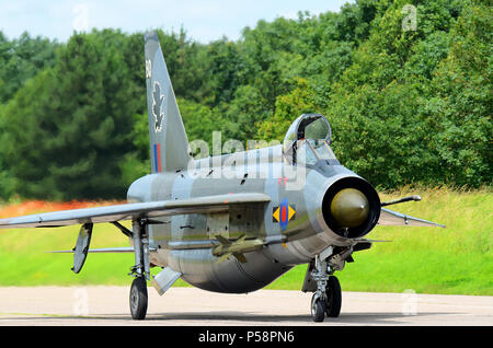 English Electric Lightning Jet Fighter. Demobilisierte RAF Royal Air Force Flugzeuge im Kalten Krieg. In Bruntingthorpe mit Blitz Erhaltung Gruppe Stockfoto