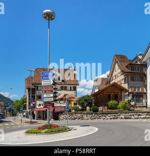 Schwyz, Schweiz - 23. Juni 2018: Eine direktionale Zeichen und Gebäude im historischen Teil der Stadt Schwyz. Die Stadt Schwyz ist die Hauptstadt von Stockfoto