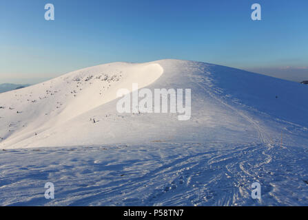 WInter Berge Landschaft mit blauen Himmel im sonnigen Tag Stockfoto