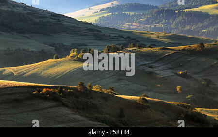Grüne Feder ländliche Hügel Landschaft, Slowakei Stockfoto