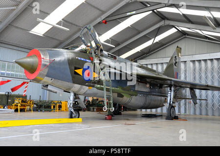 Englischer elektrischer Blitzflugzeugjäger. Demobilisierte RAF, Royal Air Force Kalten Krieg Flugzeug. In Bruntingthorpe mit der Lightning Preservation Group Stockfoto