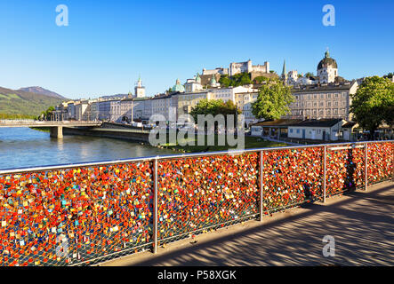 Liebhaber Vorhängeschlösser auf einer Brücke Handlauf in Salzburg, Österreich Stockfoto