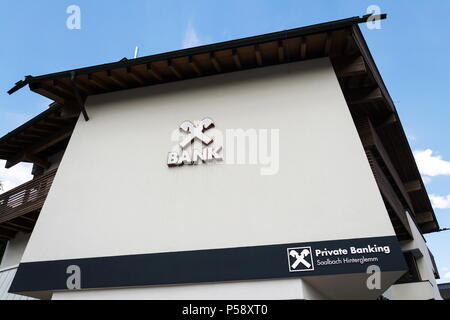 SAALBACH - Hinterglemm, Österreich - 21 Juni 2018: Raiffeisen Bank Firmenlogo auf Zweig Gebäude am 21. Juni 2018 in Saalbach-Hinterglemm, Österreich. Stockfoto