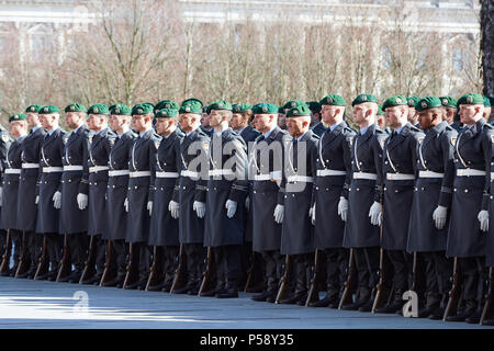 Berlin, Deutschland - Das Wachbataillon steht im Innenhof des Bundeskanzleramt anlässlich eines Staatsbesuchs. Stockfoto