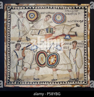Gladiator kämpfen in der römischen Mosaik aus dem 3. Jahrhundert ANZEIGE auf der Anzeige im Nationalen Archäologischen Museum (Museo Arqueológico Nacional) in Madrid, Spanien. Nach der lateinischen Inschrift bellow, der murmillones (Römische bewaffneten Gladiatoren) Symmachus und Maternus kämpfen, Zugejubelt durch den Gladiator lanistae (Trainer). In der Szene oben Maternus, mit einem durchgestrichenen O neben seinem Namen als Symbol für den Tod, liegt besiegt von Symmachus, der die Inschrift fordert ein glücklicher Mann. Stockfoto