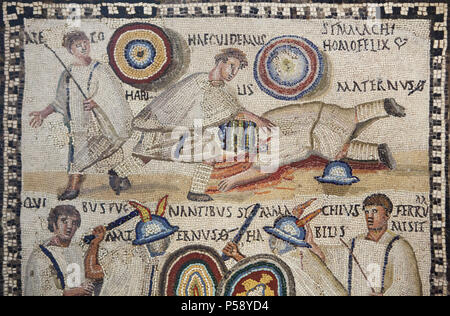Gladiator kämpfen in der römischen Mosaik aus dem 3. Jahrhundert ANZEIGE auf der Anzeige im Nationalen Archäologischen Museum (Museo Arqueológico Nacional) in Madrid, Spanien. Nach der lateinischen Inschrift bellow, der MURMILLO (Römische bewaffneten Gladiator) Maternus, mit einem durchgestrichenen O neben seinem Namen als Symbol für den Tod, liegt besiegt von der murmillo Symmachus, der die Inschrift fordert ein glücklicher Mann. Stockfoto