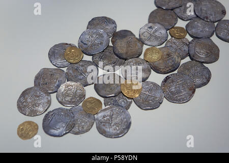 Spanischen Silber- und Goldmünzen aus dem Gazteluberri Horten (Tesoro De Gazteluberri) auf der Anzeige im Nationalen Archäologischen Museum (Museo Arqueológico Nacional) in Madrid, Spanien. Horten von 52 Silber- und Goldmünzen der Königin Johanna, König Karl V. und König Philipp II. Ausgestellt in 1537-1598 war in Segura in der Provinz Guipúzcoa, Spanien gefunden. Stockfoto