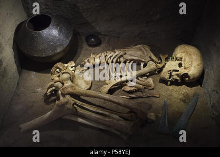 Bestattung aus der frühen Bronzezeit entdeckt in Las Herrerías in der Nähe der Cuevas del Almanzora (Provinz Almería, Spanien), das jetzt im Nationalen Archäologischen Museum (Museo Arqueológico Nacional) in Madrid, Spanien. Die Beerdigung entdeckt wurde praktisch unversehrt und ist ein seltenes Beispiel für die Hochrangige Gräber von der ersten Phase der Argar Kultur. Es entspricht einem mittleren Alter Mann, der mit seinen Waffen begraben wurde - einen langen Dolch und eine Hellebarde. Das Grab waren auch Essen angeboten, ein Schiff und eine Schüssel, die ursprünglich eine Form von Flüssigkeit. Stockfoto