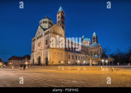 Dom Speyer, Deutschland in der Nacht. Offiziell Kaiserdom Basilika Mariä Himmelfahrt und St. Stephen, kurz in Deutsch 'Dom zu Speyer" genannt Stockfoto