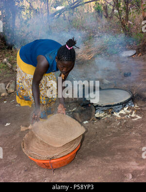 Eine Aari Frau macht Injera, die Traditionelle äthiopische Fladenbrot mit den meisten Mahlzeiten serviert. Stockfoto