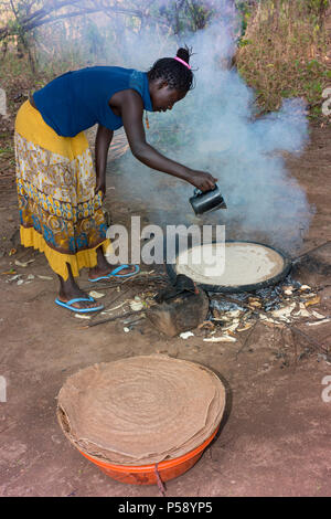 Eine Aari Frau macht Injera, die Traditionelle äthiopische Fladenbrot mit den meisten Mahlzeiten serviert. Stockfoto