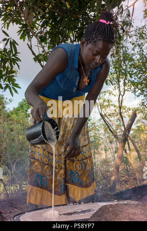 Eine Aari Frau macht Injera, die Traditionelle äthiopische Fladenbrot mit den meisten Mahlzeiten serviert. Stockfoto